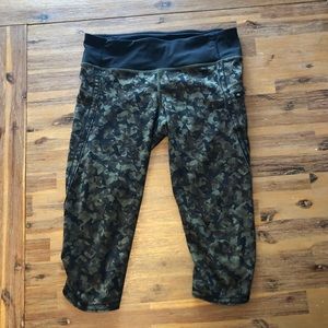 EUC Lululemon camo capris!!!